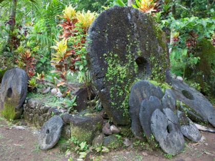 Give the stone and take the desired precious thing in yap village | भारीच! दगड द्या अन् हवी ती मौल्यवान वस्तू घ्या; 'या' ठिकाणच्या हटके करंन्सीची जोरदार चर्चा