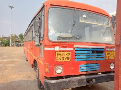 Stone throwing on Nilanga-Latur bus; Dagha Unknown crime, incident near Jau Pati | निलंगा-लातूर बसवर दगडफेक; दाेघा अज्ञातावर गुन्हा, जाऊ पाटी नजीकची घटना