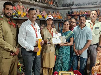 Special invitation from the President's Office to Anjana Kumbhar a woman entrepreneur from Parli village in Satara district for the Independence Day program | Satara: परळीच्या महिला उद्योजिकेला राष्ट्रपती कार्यालयाचे निमंत्रण; यशस्वी वाटचालीची घेतली दखल Special invitation from the President's Office to Anjana Kumbhar a woman entrepreneur from Parli village in Satara district for the Independence Day program | Satara: परळीच्या महिला उद्योजिकेला राष्ट्रपती कार्यालयाचे निमंत्रण; यशस्वी वाटचालीची घेतली दखल
