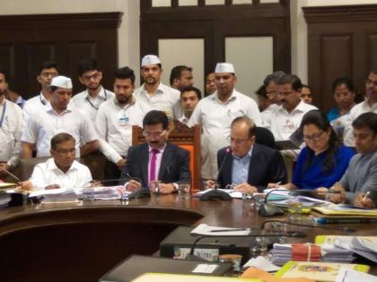 BMC Presented Its Budget For Year 2019-20 | मुंबई महापालिकेचा 30,692 कोटी रुपयांचा अर्थसंकल्प, बेस्ट कर्मचाऱ्यांच्या वसातहीसाठी 10 कोटी