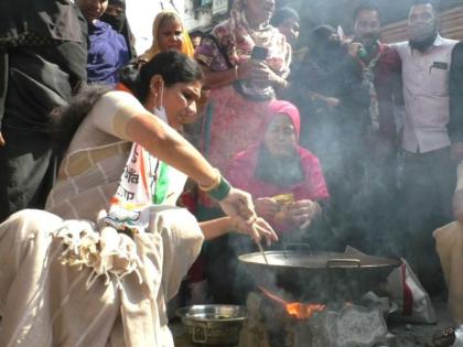 Nationalist Women's Congress agitation in Bhiwandi against gas price hike | गॅस दरवाढ विरोधात भिवंडीत राष्ट्रवादी महिला काँग्रेसचे आंदोलन; मोदी सरकारचा केला निषेध 