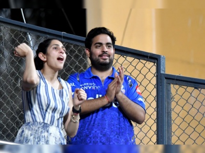 IPL 2022 MI vs CSK Live Update : CSK have lost their 7th wicket now for just 78, Watch MI owner Aakash Ambani and his wife celebration  | No DRS IPL 2022 MI vs CSK Live Update : मुंबई इंडियन्सच्या गोलंदाजांनी केली कमाल; संघमालक आकाश अंबानी झाले खूश 