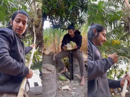 marathi actor Aakash thosar works hard in the farm video viral | Video: चित्रपटांमध्ये काम करणारा आकाश करतोय शेतात मेहनत; नारळपोफळीच्या बागांमध्ये रमवतोय मनं