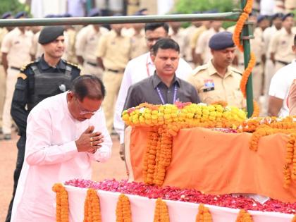 Chief Minister of Chhattisgarh Vishnu deo Sai pays tribute to martyred ASP Akashrao Giripunje, bids farewell by shouldering the body | हुतात्मा एएसपी आकाशराव गिरिपुंजे यांना मुख्यमंत्र्यांनी वाहिली श्रद्धांजली, पार्थिवाला खांदा देत दिला निरोप Chief Minister of Chhattisgarh Vishnu deo Sai pays tribute to martyred ASP Akashrao Giripunje, bids farewell by shouldering the body | हुतात्मा एएसपी आकाशराव गिरिपुंजे यांना मुख्यमंत्र्यांनी वाहिली श्रद्धांजली, पार्थिवाला खांदा देत दिला निरोप