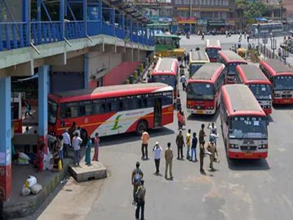 Two girls are fighting on bus stand due to one boyfriend, Seeing the opportunity, the boyfriend ran away | एकाच मुलावर दोन मुली फिदा, भरचौकात एकमेकींना भिडल्या; संधी पाहून बॉयफ्रेंड पळाला