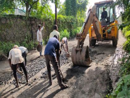 After KDMC Commissioner's warning, pothole filling work started | केडीएमसी आयुक्तांच्या इशाऱ्यानंतर खड्डे भरण्याच्या कामाला सुरुवात