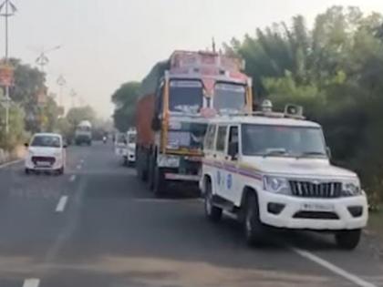 The truck driver, who was transporting illegal sand, tried to ram the truck directly into the assistant police inspector | सीपी स्कॉडमधील सहायक पोलीस निरिक्षकाच्या अंगावर घातला ट्रक; रेती तस्कराने ट्रकसोबत नेले फरफटत