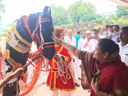 Balraj Ashva of Mohite-Patal leaves for Ashwa Dehu for Pandharpur | पंढरपुरातील आषाढी वारीसाठी मोहिते -पाटलांचा बलराज अश्व देहुकडे रवाना