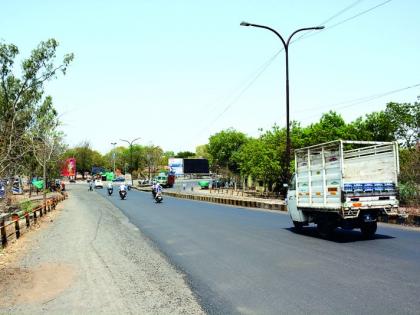 Five meter scissors due to funds from Nehru Park and Balapur Naka Damarikaran on National Highway | राष्ट्रीय महामार्गावरील नेहरू पार्क ते बाळापूर नाका डांबरीकरणाला निधीअभावी पाच मीटरची कात्री