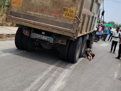 Two killed on the spot in a horrific accident involving a truck and two-wheeler | ट्रक दुचाकीच्या भीषण अपघातात दाेघे जागीच ठार