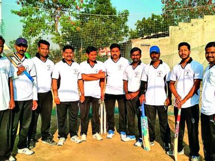 Akola advocates leave for state level cricket tournament | अकोला वकील संघ राज्यस्तरीय क्रिकेट स्पर्धेकरिता रवाना