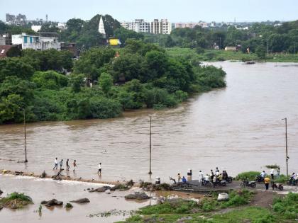 A four-year-old boy was swept away in the Morna river in Akola | अकोला येथील मोर्णा नदीत चारवर्षीय बालक वाहून गेला