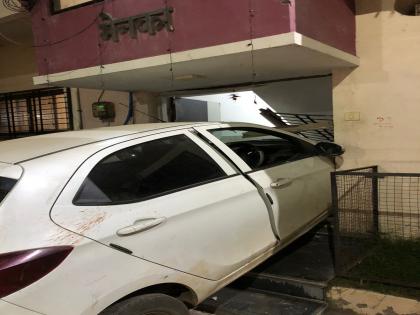 A drunk driver rammed the car directly into the house | मद्यधुंद चालकाने थेट घरात घुसवली कार 