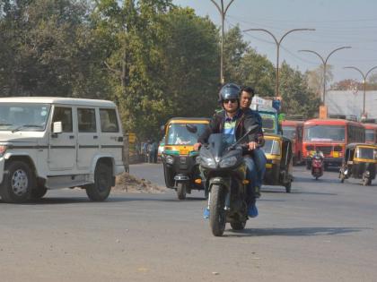 Use helmet to document public awareness: Akola District Collector's acting on the road! | हेल्मेट वापरा जनजागृतीसाठी माहितीपट : अकोला जिल्हाधिकार्‍यांनी केला रस्त्यावर अभिनय!