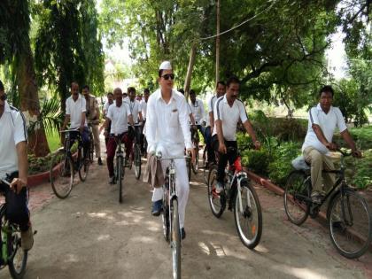 Akola district collector has gone on a bicycle for seven years | अकोला जिल्हाधिकाऱ्यांनी सायकलवर जाऊन केलं सातबाराचं वाटप