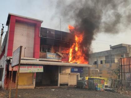 state bank branch building at barshitakali in akola catches fire burn beer bar on building | अकोला: बार्शीटाकळी येथे स्टेट बॅंक शाखेच्या इमारतीला भीषण आग; बियर बार जळून खाक 