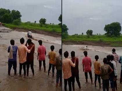 The youth was swept away with the bike in the flood waters, luckily survived | पुराच्या पाण्यात युवक दुचाकीसह वाहून गेला, सुदैवाने बचावला