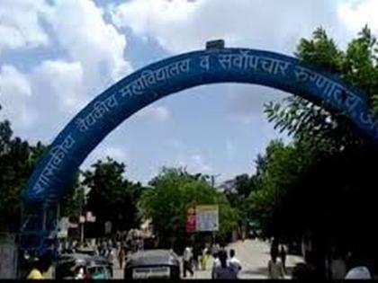 Physical distance is not observed even in a general hospital! | सर्वोपचार रुग्णालयातही फिजिकल डिस्टन्सिंगचे पालन नाही!