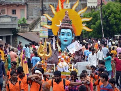 The Kawad Mahotsav celebrations in Akola, thousands of Shiva Bhaktas participated | अकोल्यात कावड महोत्सवाचा जल्लोष, हजारो शिवभक्तांचा सहभाग 