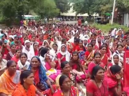 The demand for removal of various questions of Anganwadi Sevikas, Thalinad movement | अंगणवाडी सेविकांचे थाळीनाद आंदोलन, विविध प्रश्न निकाली काढण्याची मागणी