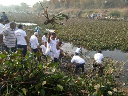 Morna River Cleanliness Mission in Akola | अकोल्यात खासदार आमदारांनी हाती घेतले टोपले, मोरणा नदी स्वछता मिशनला सुरवात