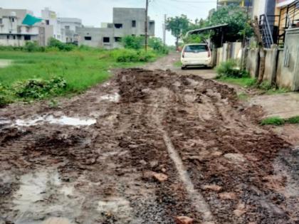 in akola black soil thrown on road instead of murum citizens of ramakrishna nagar suffer | अकोला: मुरुमाऐवजी रस्त्यावर टाकली काळी माती; रामकृष्ण नगरमधील नागरिकांना मनस्ताप