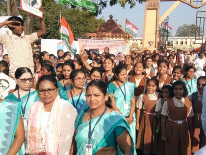 rahul gandhi sang national anthem with students of shree jageshwar vidyalaya of akola | विद्यार्थ्यांसोबत राहुल गांधी यांनी गायले राष्ट्रगान; अकोल्याच्या श्री जागेश्वर विद्यालयाच्या विद्यार्थ्यांनी केले मंत्रमुग्ध 