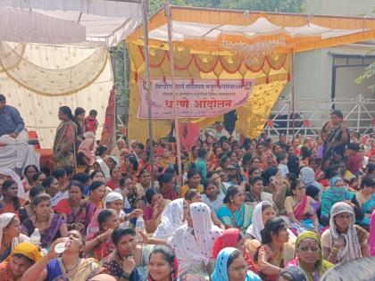 pay 10000 honorarium 5000 mid day meal allowance protest in akola | १० हजार सन्मानधन, पाच हजार माध्यान्ह भोजन भत्ता द्या! अकोला बिल्डिंग पेंटर्स बांधकाम मजूर असोसिएशनने दिले धरणे