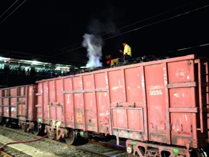 Cargo coach; Truck stopped at Akola railway station! | मालगाडीच्या डब्यातील कोळसा पेटला; अकोला रेल्वे स्थानकावर थांबविली  मालगाडी!