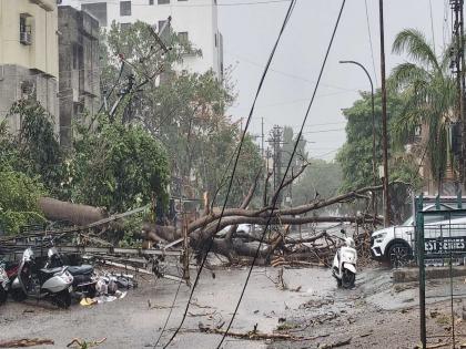 Heavy rain accompanied by gale force in Akola city | अकोला शहरात वादळी वाऱ्यासह मुसळधार पावसाची हजेरी