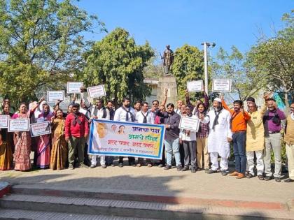 sharad pawar group on the streets against the election commission decision | निवडणूक आयोगाच्या निर्णयाविरोधात शरद पवार गट रस्त्यावर