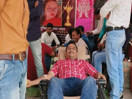 Akola: NHM employees donating blood and preparing for candle march | Akola: एनएचएम कर्मचाऱ्यांनी रक्तदान करीत केले अनाेखे आंदाेलन, कॅंडल मार्च काढण्याची तयारी