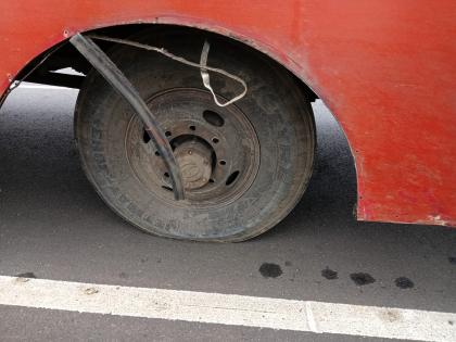 The wheel of the speeding bus dislodged fortunately an accident was avoided | धावत्या बसचे चाक निखळले, सुदैवाने अपघात टळला; ७० प्रवासी थोडक्यात बचावले!