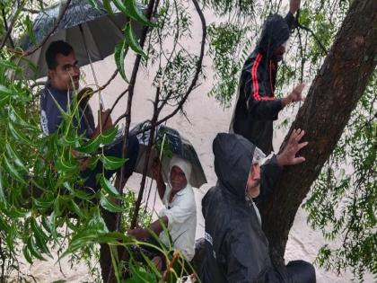 Rains intensify in western Varad Akola; Rivers and drains flood | पश्चिम वऱ्हाडात पावसाचा जोर वाढला; नदी-नाल्यांना पूर Rains intensify in western Varad Akola; Rivers and drains flood | पश्चिम वऱ्हाडात पावसाचा जोर वाढला; नदी-नाल्यांना पूर