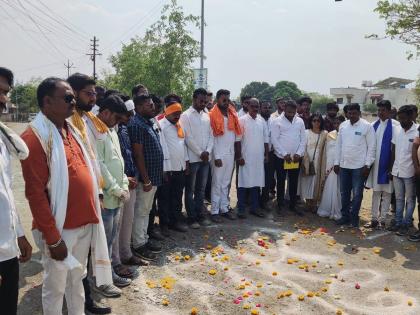 Due to partial suspension of road work in Akola city, Vanchit Yuva Aghadi protest | रस्त्याचे काम अर्धवट! ‘वंचित’कडून शोकसभा, काम पूर्ण न झाल्यास रस्त्याचे श्राद्ध घालणार 