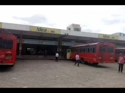 Unauthorized vendors at Akola bus stand! | अकोला बसस्थानकावर वाढले अनधिकृत फेरीविक्रेते!