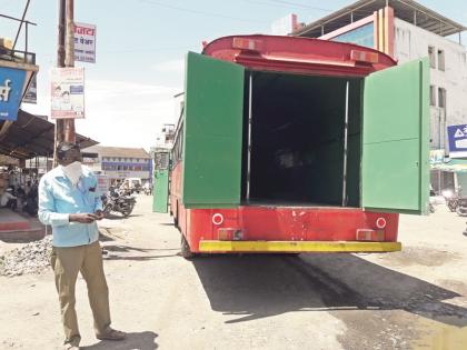 Onion ride through the red; The first bus left Akole for Vashi market | लालपरीतून कांद्याची सवारी; अकोलेतून पहिली बस वाशी मार्केटला रवाना