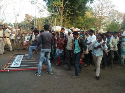  Rehabilitated villagers ahead of Melghat forest; Crossed Popatkhed Gate | पुनर्वसित गावकऱ्यांची मेळघाट जंगलात आगेकूच; पोपटखेड गेट पार केले 