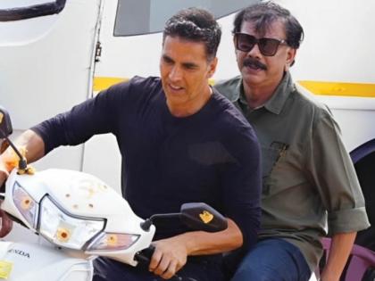 A scooty driven by Akshay Kumar in Hyderabad; Khiladi seen walking with Priyadarshan | हैदराबादमध्ये अक्षय कुमारने चालवली स्कूटी; प्रियदर्शनसोबत फिरताना दिसला खिलाडी; चाहते भलतेच खूश