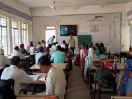 The Education Department has a target of finding 23000 illiterates out of a population of 40 lakh in Kolhapur district | कोल्हापूर जिल्ह्यात ४० लाख लोकसंख्येतून २३ हजार असाक्षर शोधण्याचे शिक्षण विभागासमोर 'टार्गेट' The Education Department has a target of finding 23000 illiterates out of a population of 40 lakh in Kolhapur district | कोल्हापूर जिल्ह्यात ४० लाख लोकसंख्येतून २३ हजार असाक्षर शोधण्याचे शिक्षण विभागासमोर 'टार्गेट'