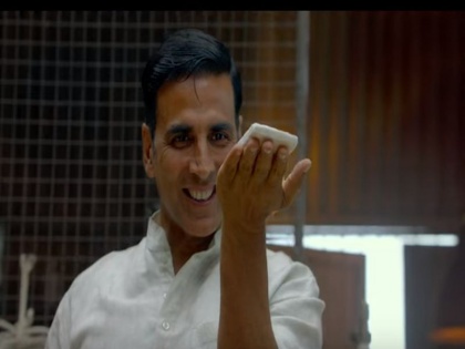 akshay kumar pad man title song the pad man song video out | #PadMan : जेव्हा खिलाडी अक्षय कुमारला विचारण्यात आलं- तू मर्द है न?, ऐका अक्कीचं सडेतोड उत्तर