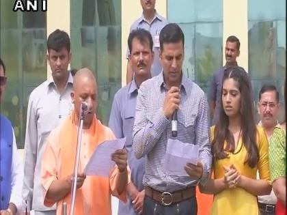 Akshay Kumar, along with Yogi Adityanath, cleanses the cleanliness campaign | योगी आदित्यनाथांसोबत अक्षय कुमारनं केला स्वच्छता अभियानाचा शंखनाद 