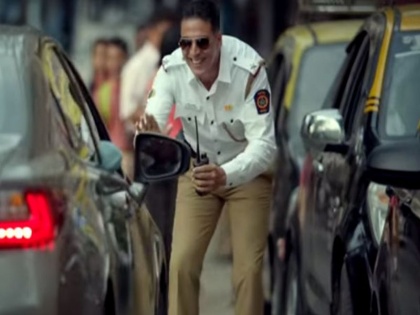 akshay kumar turns traffic cop to promote road safety video is going viral | ...अन् ट्रॅफिक पोलीस बनून अक्षय कुमार उतरला रस्त्यावर