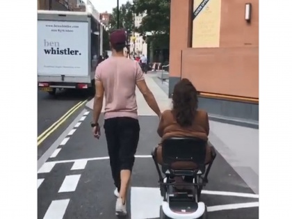 Akshay Kumar strolls with mom Aruna Bhatia on London streets after her knee surgery. Watch video | पाहा अक्षय कुमारच्या आईचा फोटो, त्यानेच शेअर केला सोशल मीडियावर तिच्यासोबतचा व्हिडिओ
