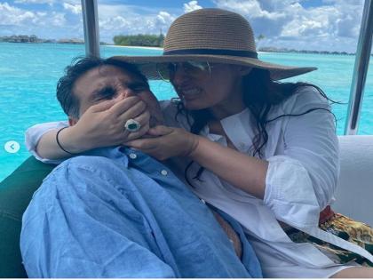 Twinkle Khanna shares pictures with Akshay Kumar; reveals trick to ‘fewer divorces’ | बॉलिवूडमधील या प्रसिद्ध कपलने सांगितले खऱ्या आयुष्यात आम्ही आहोत असे...