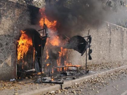 A public library burnt on Akurdi-Chinchwadgaon road | आकुर्डी-चिंचवडगाव रस्त्यावरील सार्वजनिक वाचनालय आगीत खाक