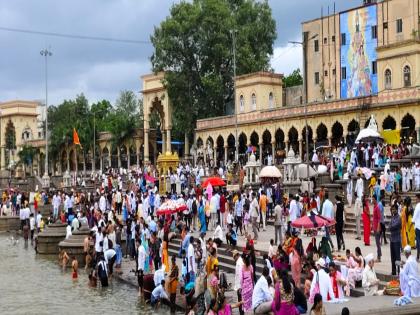 in alandi many people sanjivan samadhi ashadhi ekadashi | Ashadhi Ekadashi: आळंदीत माऊली नामाचा गजर, संजीवन समाधीच्या दर्शनासाठी भाविकांची गर्दी