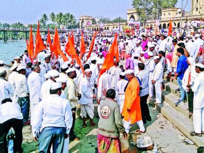 The gathering of the Indrayaniitteri Vaishnavite | इंद्रायणीतीरी वैष्णवांचा मेळा