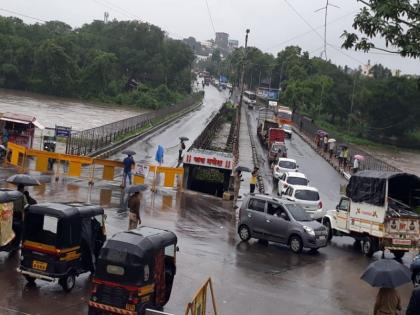 Junapool on Indrayani closed for traffic on the backdrop of Mahapura in Alandi | आळंदीत महापुराच्या पार्श्वभूमीवर इंद्रायणीवरील जुनापूल वाहतुकीसाठी बंद