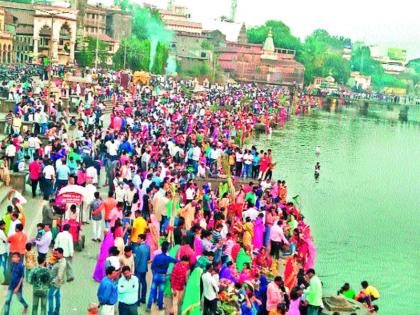 The crowd of North Indians chanting Chhat Puja on the Indrayani Ghat in Alankapura | अलंकापुरीत ‘इंद्रायणी’च्या घाटावर छठपूजेस उत्तर भारतीयांची गर्दी